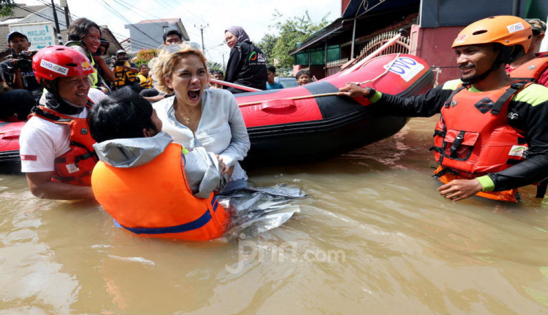  Nikita  Mirzani  Banjir  Banjiran Di Ciledug Indah JPNN com