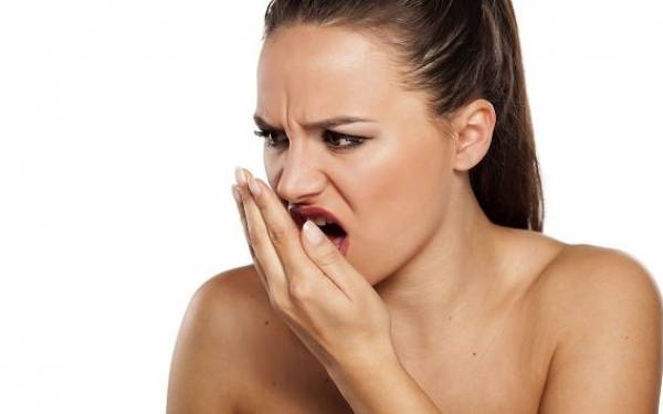 Penyebab bau mulut dan cara mengatasinya